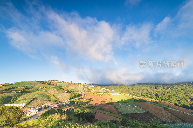 自然日落美景和绿色的种植园，在泰国碧翠汶的Phu Thap Boek北部的山景